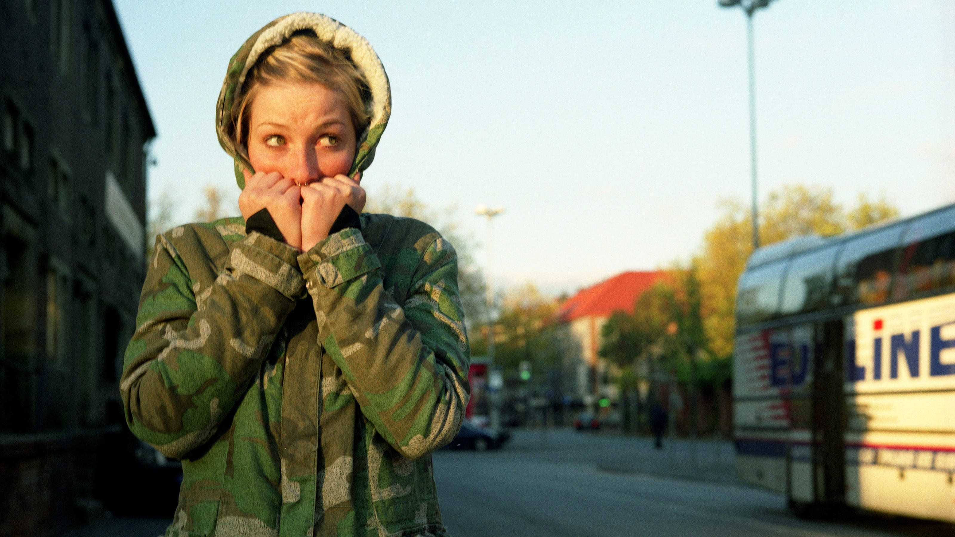 Fashion Lexikon: Camouflage / Tarnmuster Frau mit Camouflage-Jacke
