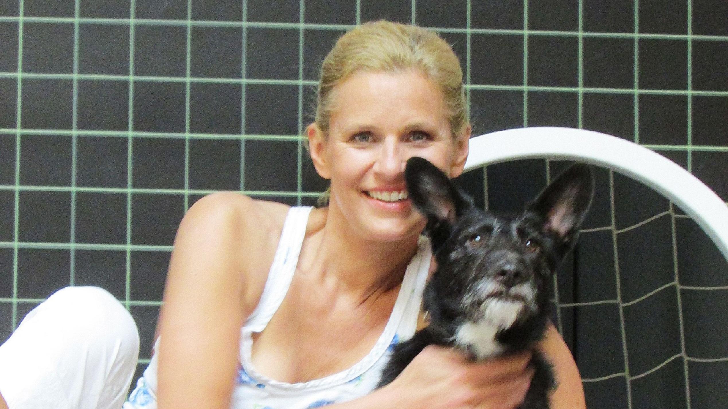 Der V.I.P. Hundeprofi: Moderatorin Kathrin Müller-Hohenstein Sportmoderatorin Katrin Müller-Hohenstein hat sich mit 'Lotte' ein lautstarkes Energiebündel zugelegt. Ganz gleich, ob es an der Tür klingelt oder sich etwas im Garten bewegt - 'Lotte' gibt unaufhörlich Laut!