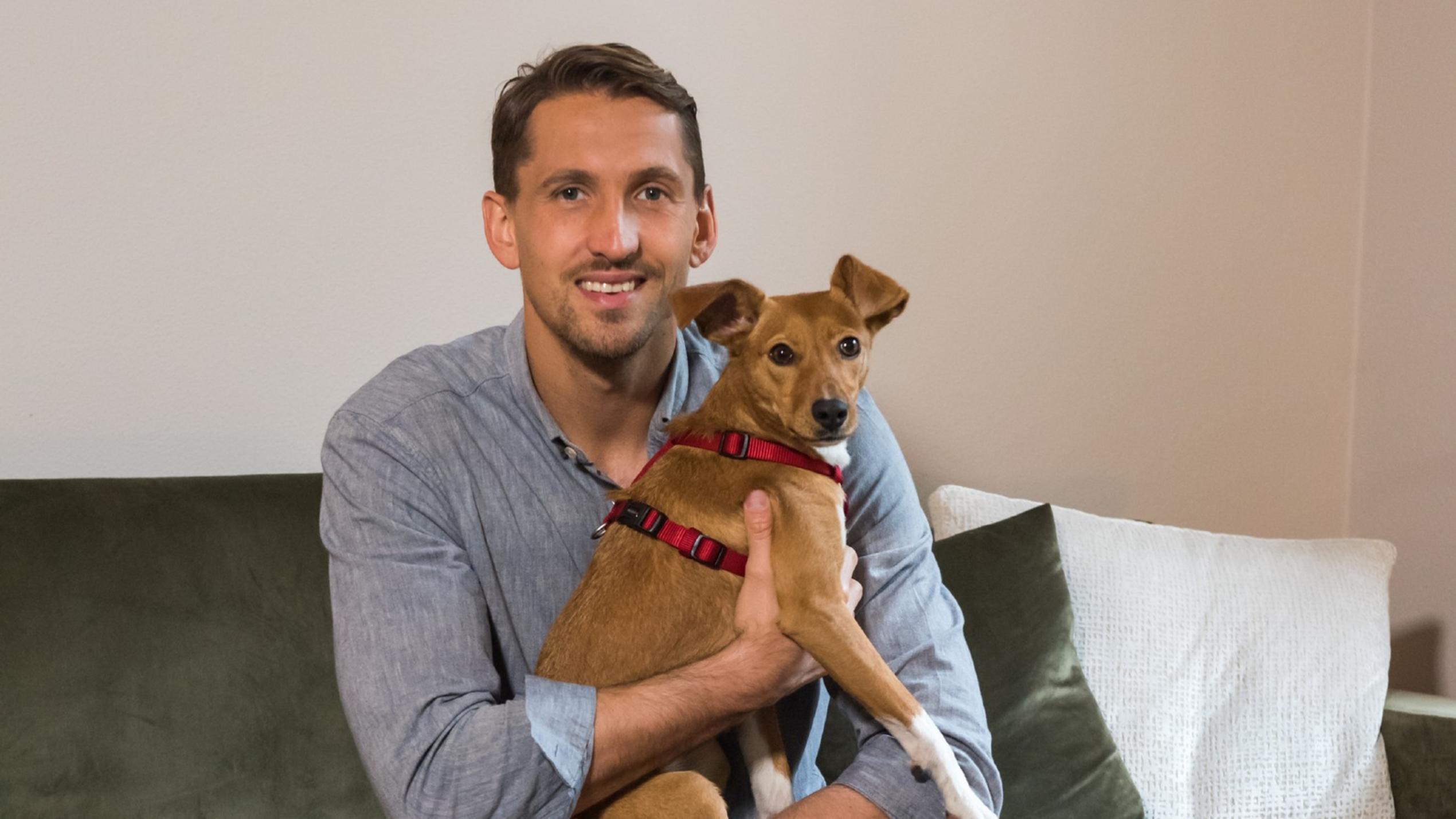 Der V.I.P. Hundeprofi: Torwart René Adler René Adler mit seinen Hunden "Suki" und "Momo".