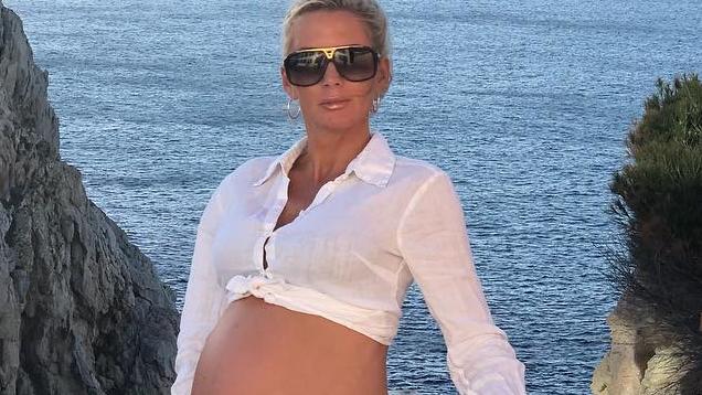 Goodbye Deutschland, Hello Baby! Kultkandidatin Peggy ist Mama geworden Peggy schwebt im Babyglück!