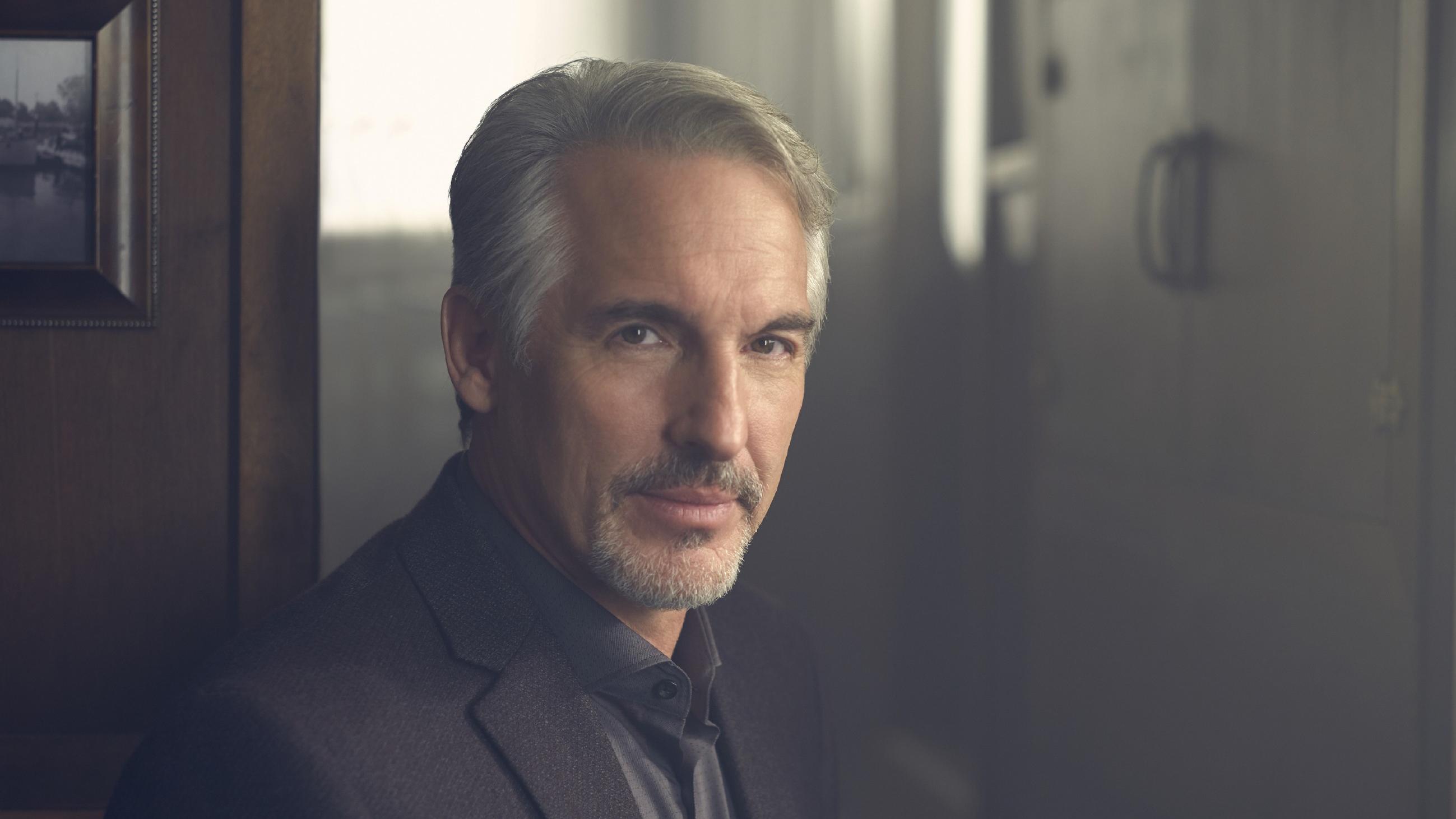Imposters: Max gespielt von Brian Benben Max (Brian Benben)