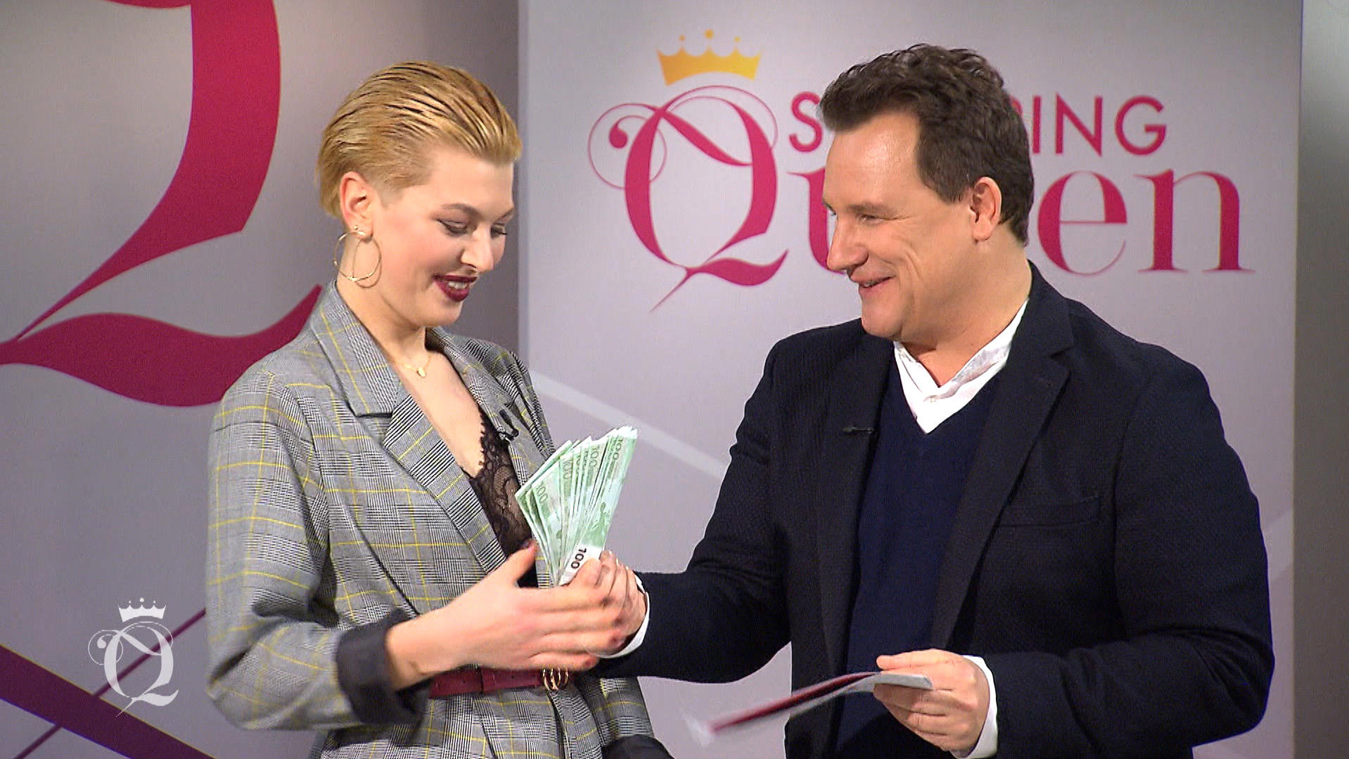 Shopping Queen: Welche Berlinerin kürt Guido wohl zur Gewinnerin mit waghalsigem V-Neck? Shopping Queen in Berlin: Guido Maria Kretschmer übergibt Gewinnerin Johanna ihren Preis auf dem Laufsteg
