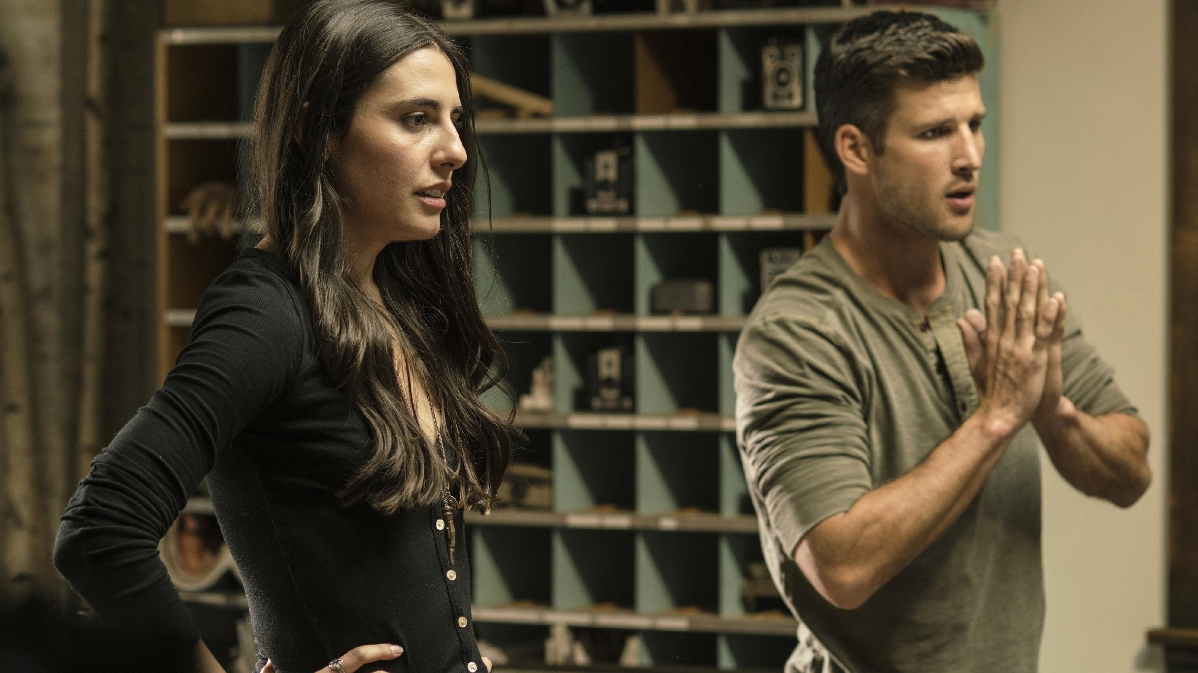 Imposters: Parker Young im Interview Jules (Marianne Rendon), Richard (Parker Young)
