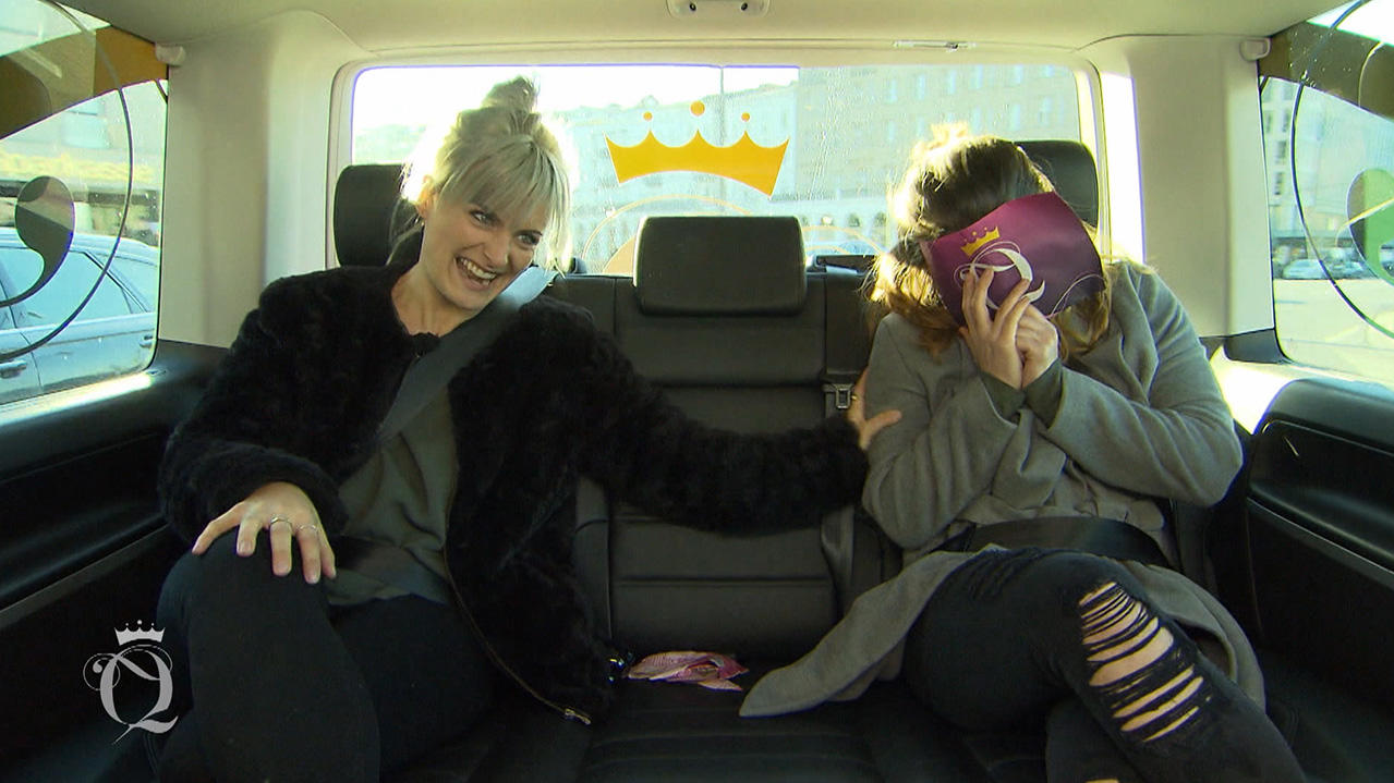 Shopping Queen: Kein Geld mehr für Schuhe? Wenn sich Laura und Carina da mal nicht täuschen Shopping Queen in Hamburg: Laura und Carina sind beim Shoppen in Geld- und Zeitnot