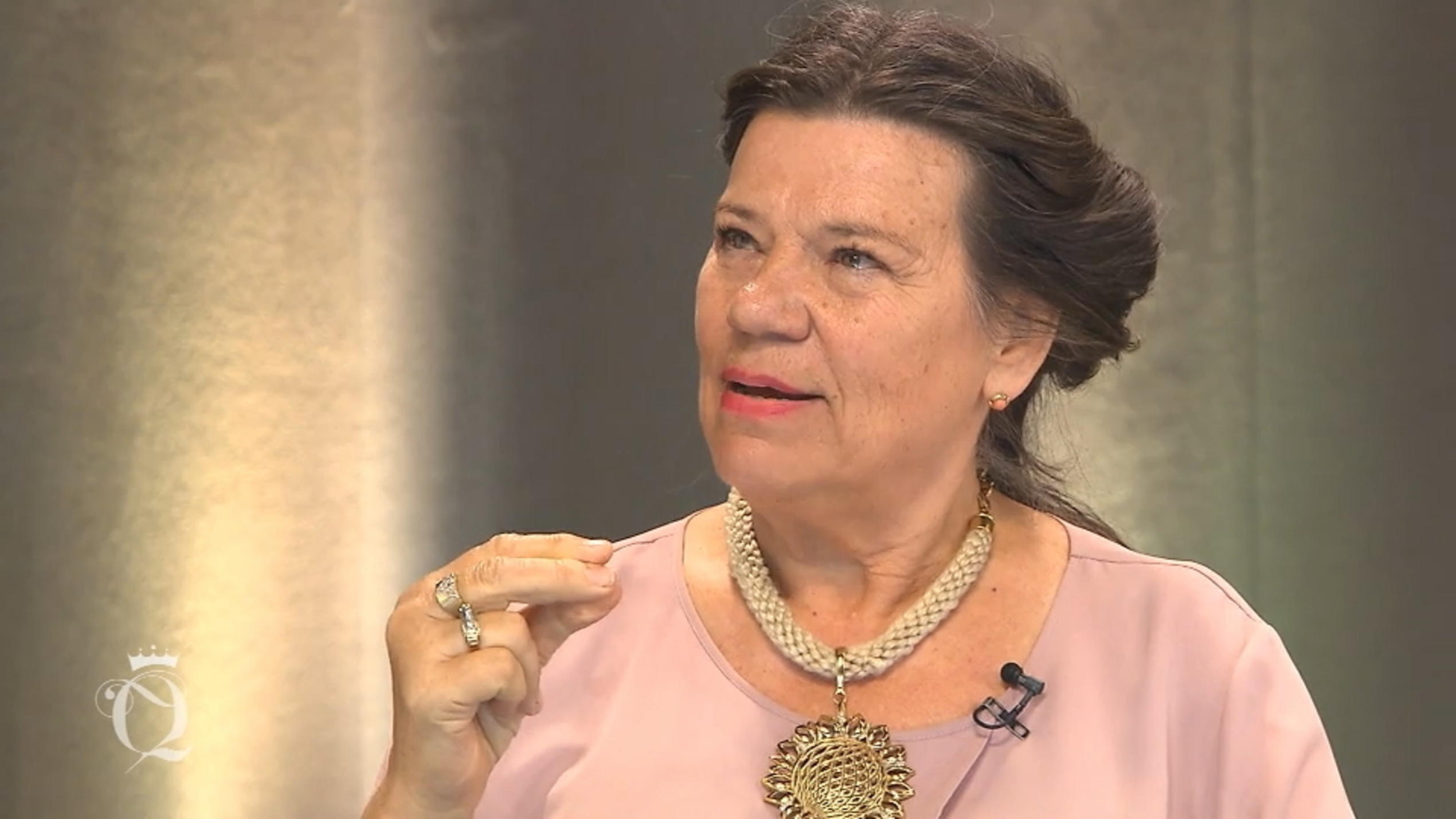 Margrit kritisiert Miriams Schmuckauswahl Margrit kritisiert Miriams Schmuckauswahl