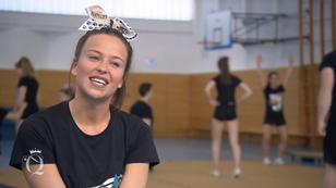 Die Ex-Cheerleaderin hat ein ganzes Team hinter sich Die Ex-Cheerleaderin hat ein ganzes Team hinter sich