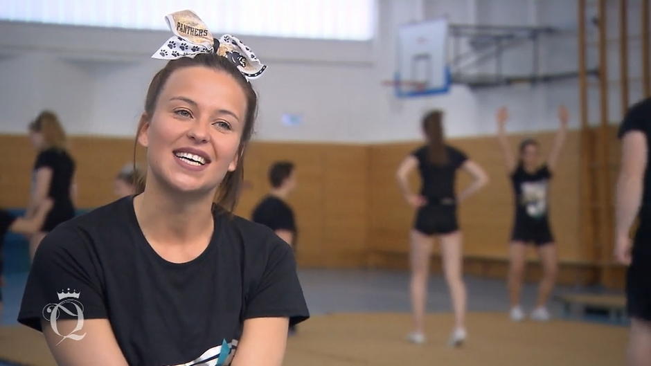Die Ex-Cheerleaderin hat ein ganzes Team hinter sich Die Ex-Cheerleaderin hat ein ganzes Team hinter sich