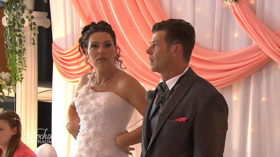 Nadines Hochzeitsparty schleppt sich dahin Nadines Hochzeitsparty schleppt sich dahin