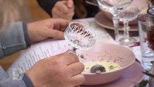 Olga und Igor streiten ums richtige Wodka-Glas Olga und Igor streiten ums richtige Wodka-Glas