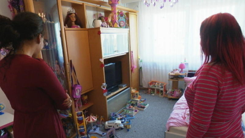 Caro überhäuft Angelina mit Spielzeug Caro überhäuft Angelina mit Spielzeug