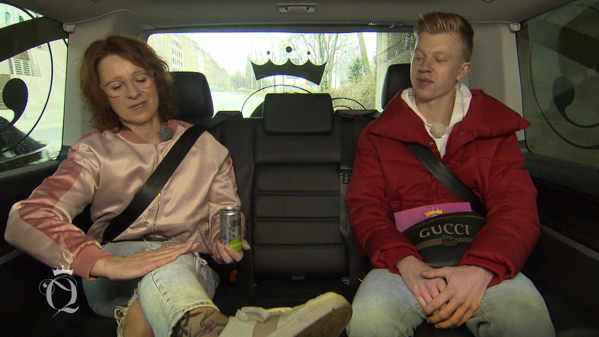 Petra und Jeremy überprüfen die richtige Rock-Länge Petra und Jeremy überprüfen die richtige Rock-Länge