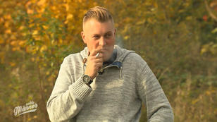 "Cowboy" Dennis springt als Zweiter auf den Wagen "Cowboy" Dennis springt als Zweiter auf den Wagen