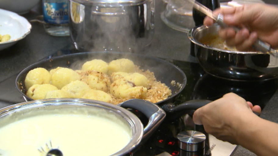 Sadet verzweifelt am Knödel-Panieren Sadet verzweifelt am Knödel-Panieren