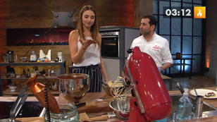 Ali bringt Ekaterina mit dem Kuchen aus der Fassung Ali bringt Ekaterina mit dem Kuchen aus der Fassung