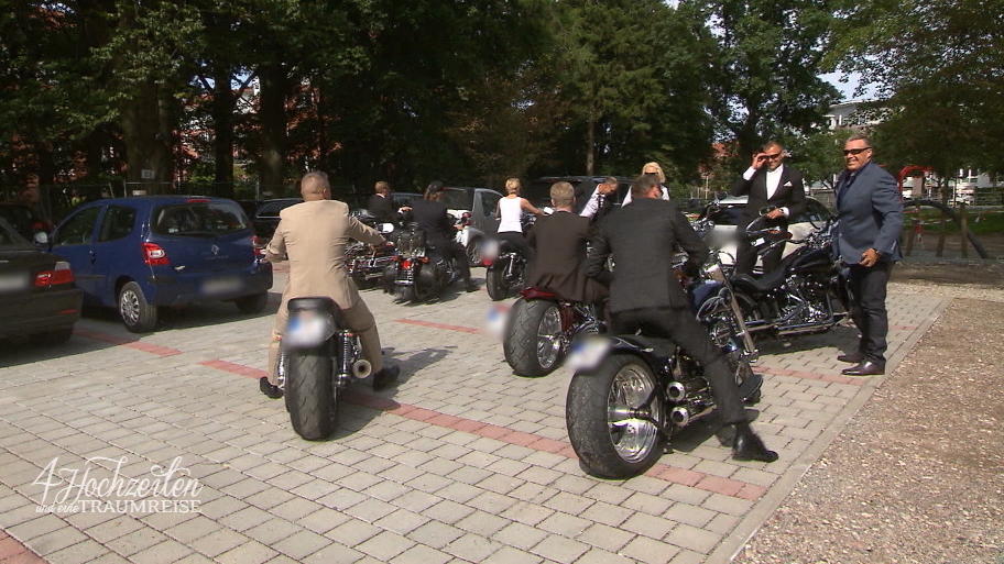 Motorisierte Weddingcrasher auf Pamelas Trauung? Motorisierte Weddingcrasher auf Pamelas Trauung?