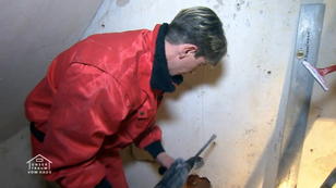 Stefan schafft Steckdosen-Löcher mit dem Stemmhammer Stefan schafft Steckdosen-Löcher mit dem Stemmhammer
