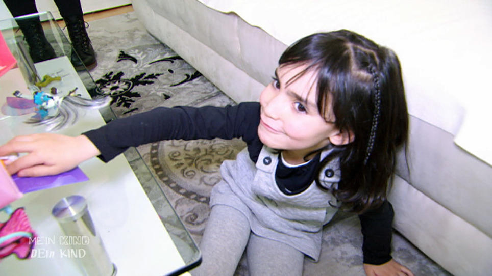 Ela darf nicht in der Küche helfen Ela darf nicht in der Küche helfen