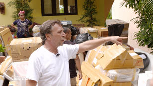 200 Kisten und Kartons müssen verladen werden 200 Kisten und Kartons müssen verladen werden