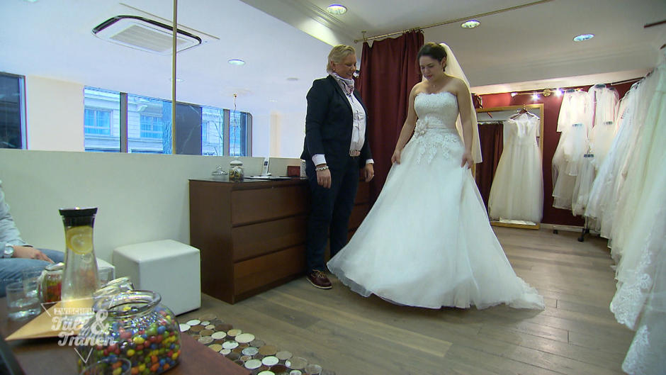 Ein großes Kleid für eine kleine Braut Ein großes Kleid für eine kleine Braut