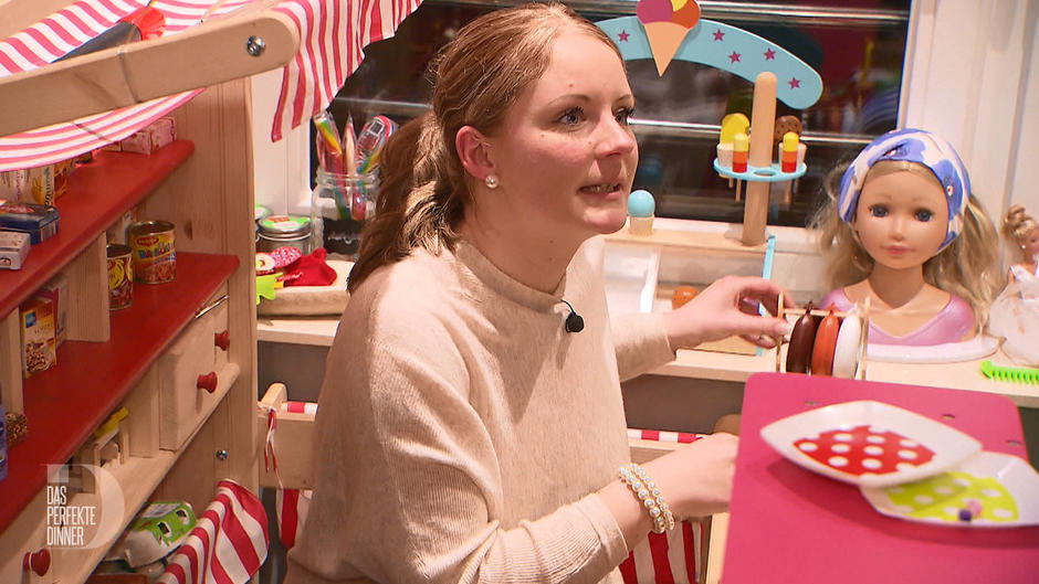 Sabrina muss ihre neugierigen Gäste beschäftigen Sabrina muss ihre neugierigen Gäste beschäftigen