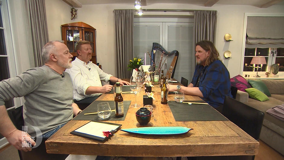 Lisa bekocht ihren "Herren-Stammtisch" Lisa bekocht ihren "Herren-Stammtisch"