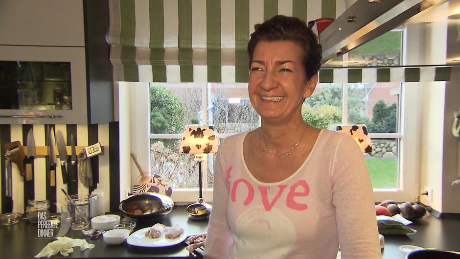 Lisa serviert Sushi und Misosuppe Lisa serviert Sushi und Misosuppe