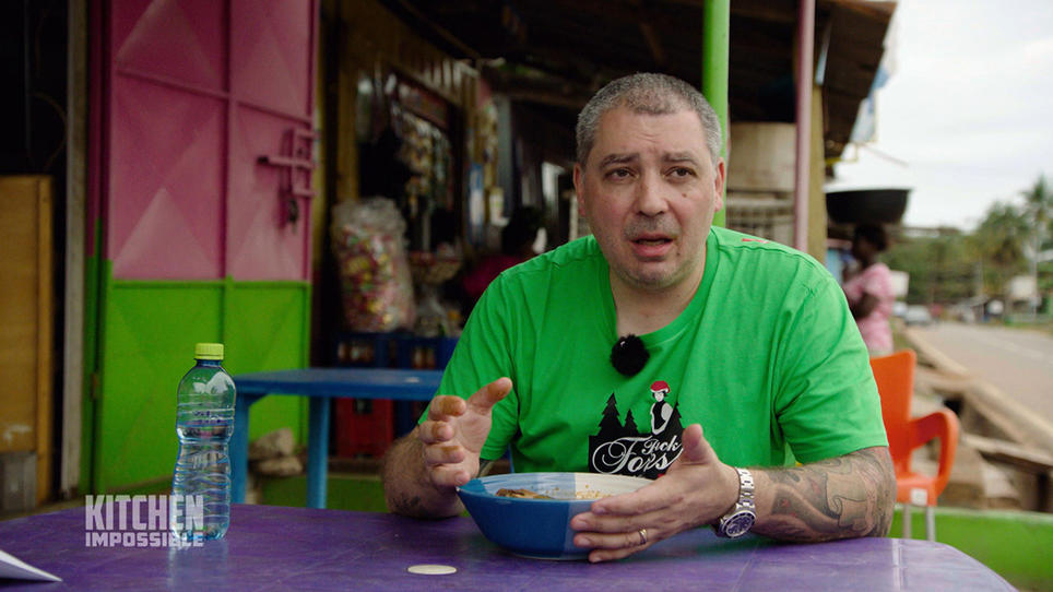 Christian Bau versucht afrikanisches Fufu zu identifizieren Christian Bau versucht afrikanisches Fufu zu identifizieren