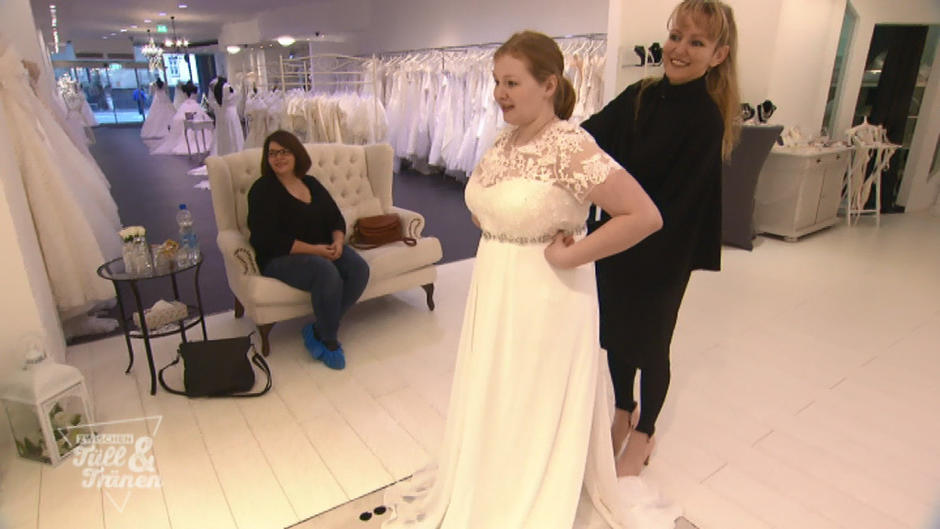 Findet sie ihr Traumkleid wieder? Findet sie ihr Traumkleid wieder?