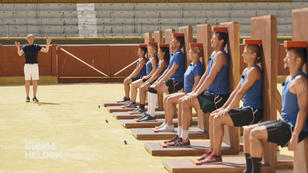 Die Challenge "Wandsitzen" verlangt den Sportlern einiges ab Die Challenge "Wandsitzen" verlangt den Sportlern einiges ab