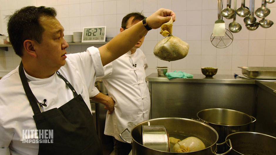 The Duc Ngo verschätzt sich ein wenig mit den "Hendl" The Duc Ngo verschätzt sich ein wenig mit den "Hendl"