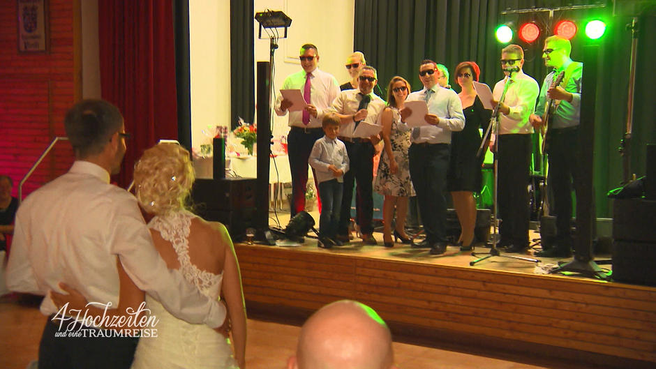 Freunde des Brautpaares heizen die Stimmung auf Freunde des Brautpaares heizen die Stimmung auf