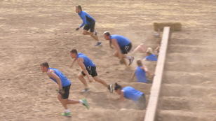 Die Athleten kämpfen sich durch den "Crossparcours" Die Athleten kämpfen sich durch den "Crossparcours"