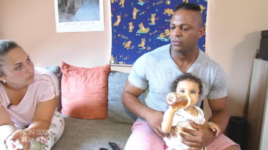 Jesse chillt mit seiner Tochter vorm Fernseher Jesse chillt mit seiner Tochter vorm Fernseher