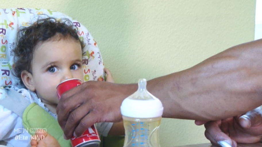 Jesses einjährige Tochter bekommt Cola zu trinken Jesses einjährige Tochter bekommt Cola zu trinken