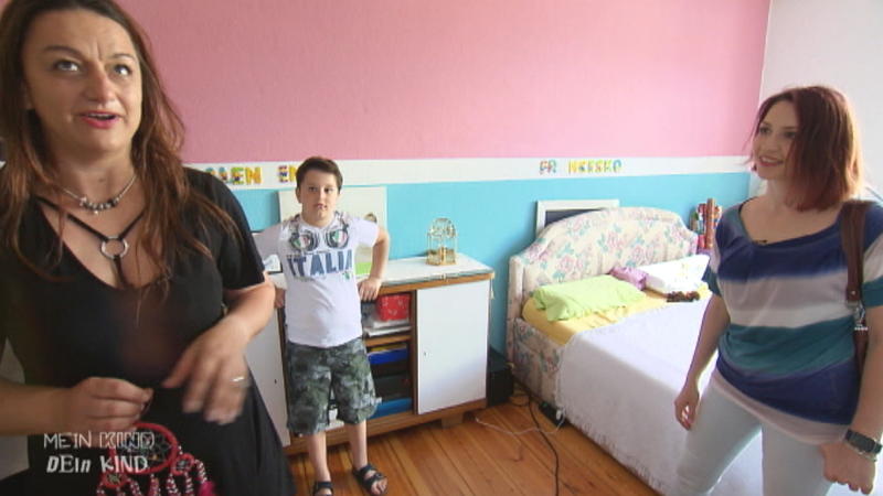 Frate și soră dorm într-un pat       