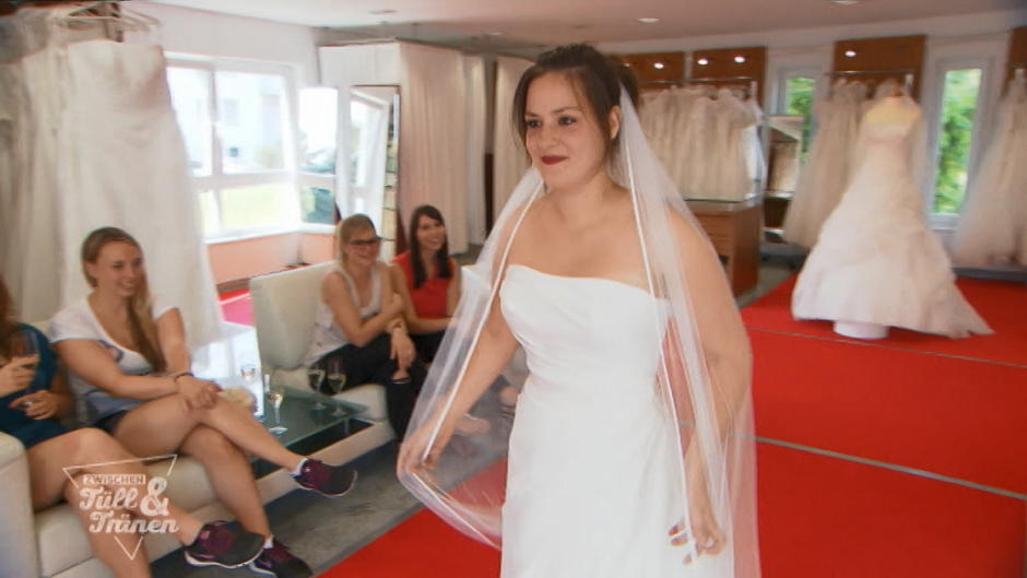 Sechs Begleiterinnen zur Brautkleid-Anprobe Sechs Begleiterinnen zur Brautkleid-Anprobe