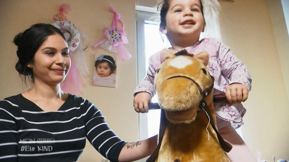 Mama Talitha erzieht ihre Tochter bedürfnisorientiert Mama Talitha erzieht ihre Tochter bedürfnisorientiert
