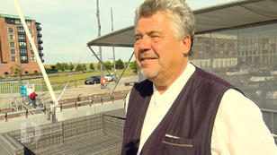 Hans-Joachim und sein Hausboot namens 'Lobster' Hans-Joachim und sein Hausboot namens 'Lobster'