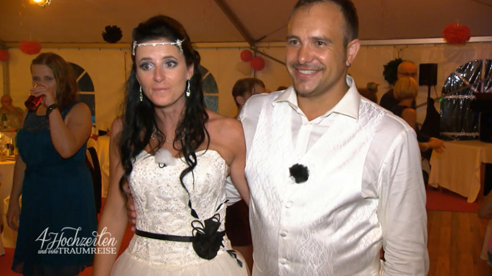 Nicoles außergewöhnliches Kleid polarisiert Nicoles außergewöhnliches Kleid polarisiert