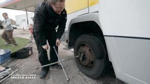 Der Reifen des Wohmobils muss gewechselt werden Der Reifen des Wohmobils muss gewechselt werden