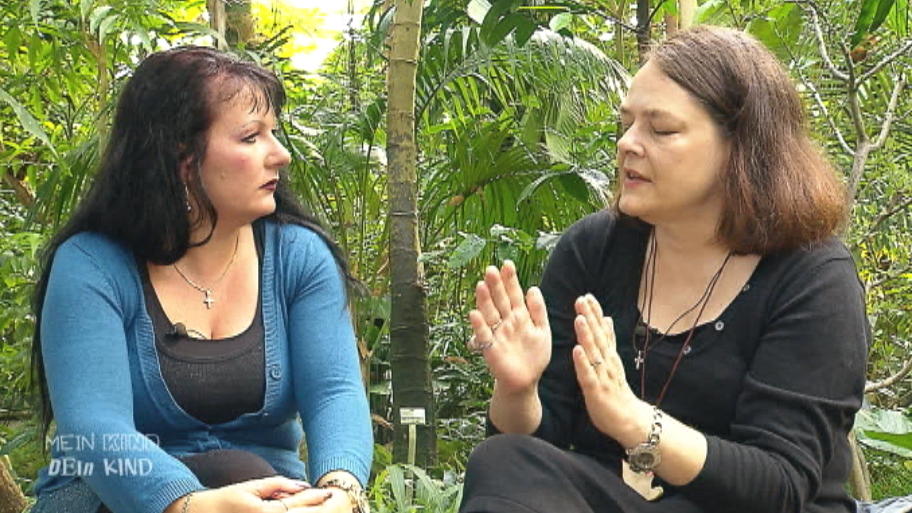 Stefanie kritisiert Caroline für ihre Nachlässigkeit Stefanie kritisiert Caroline für ihre Nachlässigkeit