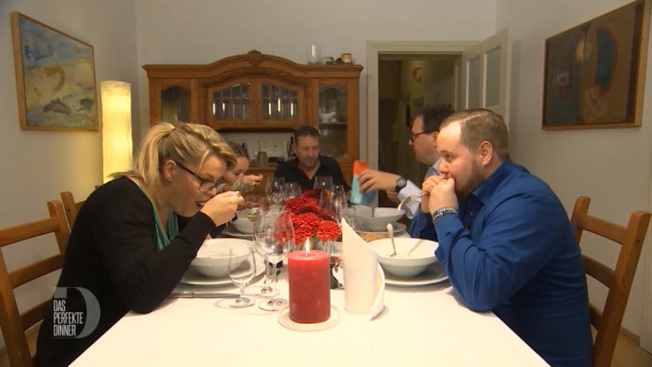 Gastgeber Jan unterlaufen bei der Vorspeise kleine Fehler Gastgeber Jan unterlaufen bei der Vorspeise kleine Fehler