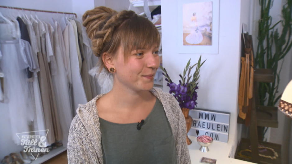 Ann-Kathrin hat ihre unkonventionellen Brautschuhe dabei Ann-Kathrin hat ihre unkonventionellen Brautschuhe dabei