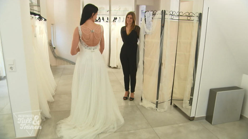 Endlich traut sich Kathrin in ein Brautkleid Endlich traut sich Kathrin in ein Brautkleid
