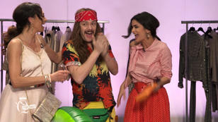 Mit Adiletten und Hawaii-Hemd über den Catwalk Mit Adiletten und Hawaii-Hemd über den Catwalk