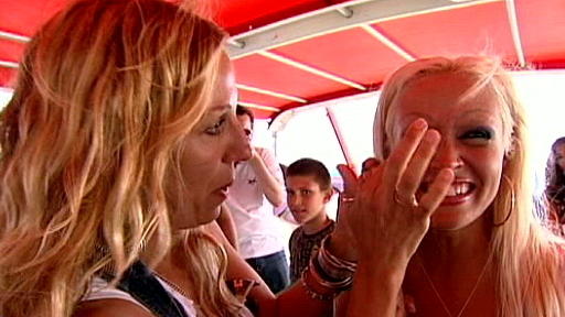Daniela verliert ihre Wimpern Daniela verliert ihre Wimpern