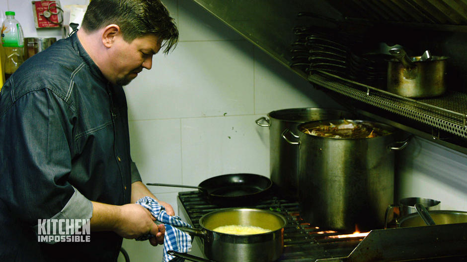 Tim Mälzer quält sich beim Kochen durch den Tag Tim Mälzer quält sich beim Kochen durch den Tag