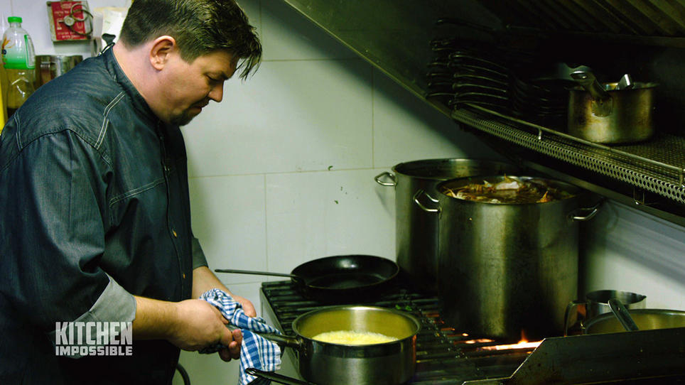 Tim Mälzer quält sich beim Kochen durch den Tag Tim Mälzer quält sich beim Kochen durch den Tag