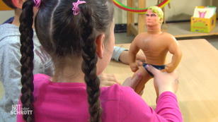 Kinder testen eine Stretch-Action-Figur Kinder testen eine Stretch-Action-Figur