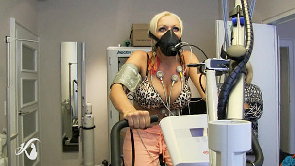 Daniela strampelt sich fürs Belastungs-EKG ab Daniela strampelt sich fürs Belastungs-EKG ab